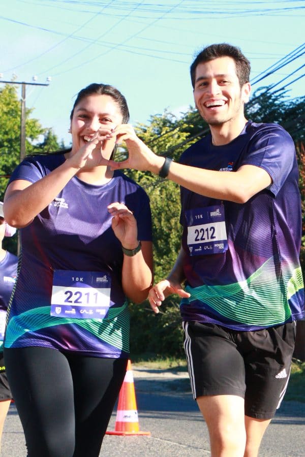 Corredores del 10K haciendo un corazón