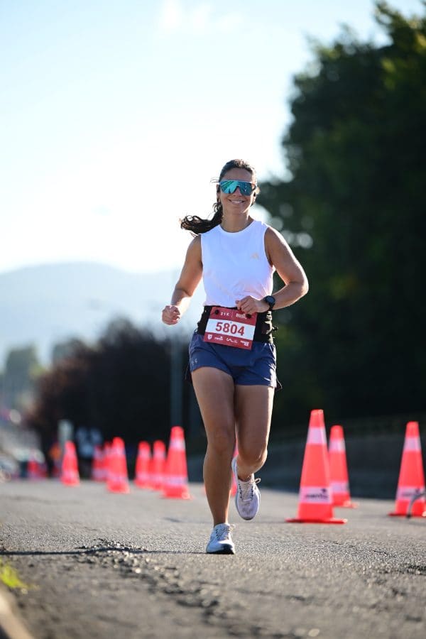 Corredora del 21K sonriendo