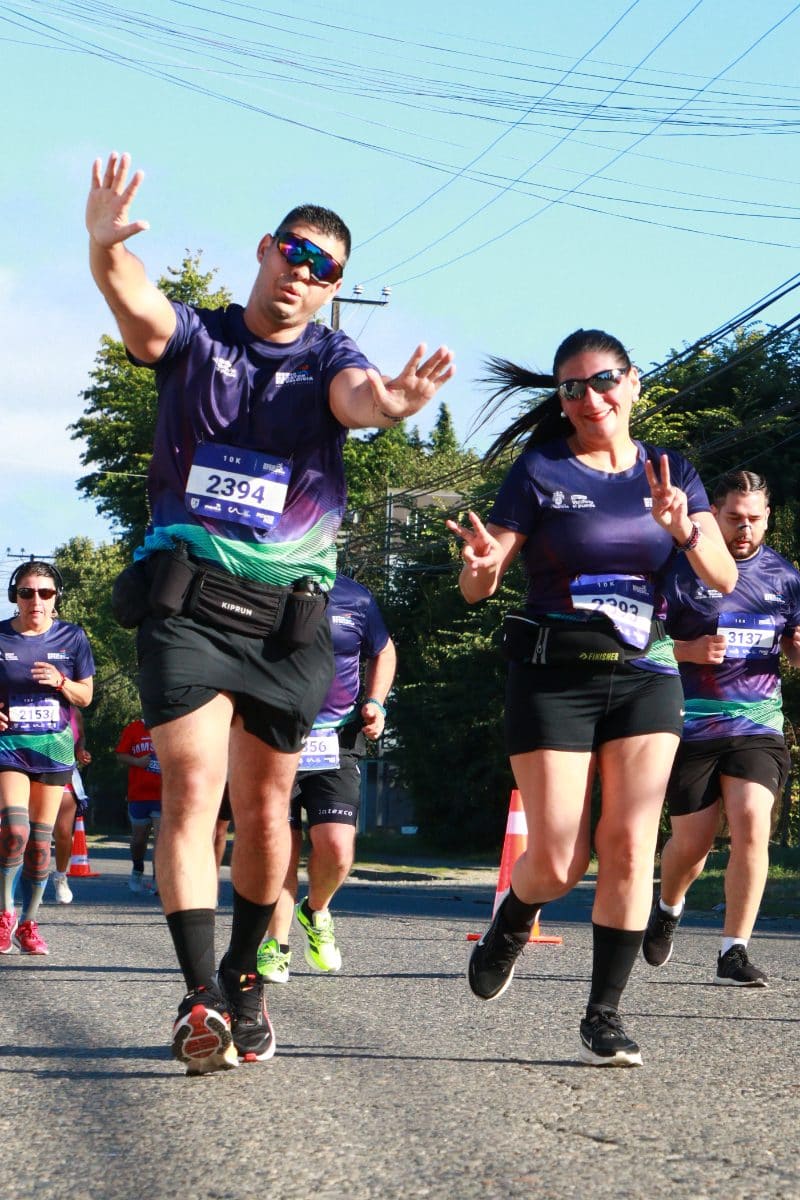 Corredores del 10K saludando en la ruta