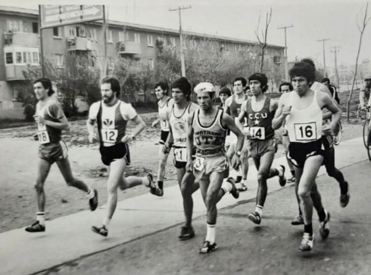 Corredores en una de las primeras ediciones de la maratón, en blanco y negro