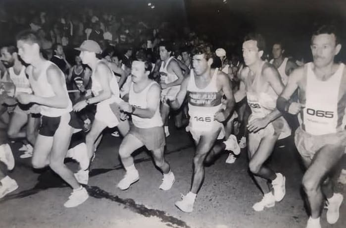Largada nocturna en una edición histórica, en blanco y negro